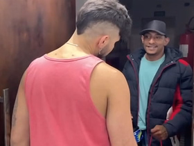 RECEBI UMA ENTREGA E PEDI PRO ENTREGADOR SUBIR. ELE ME COMEU COMO PAGAMENTO E AINDA ME DEU LEITE NA BOCA. asian china men gay sex videos