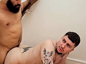 Papai não se aguentou de tesão e já me fudeu na escada (COMPLETO Doll-sized RED) asian mature gay sex videos