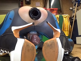 Extremeslut66 furzt durch einen Tunnel-Plug und schiebt sich einen langen Dildo währenddessen in den Arsch download the asian gay sex videos