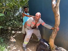 Negão saiu da obra pra dar o cuzão pro guardador de carros do parque . asian gay unassisted fans sex videos