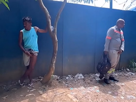Foram pegos pelas câmeras em pleno dia do trabalho, na maior putaria no canteiro de obras. asian threesome gay sexual connection videos