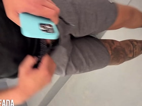 Chupei meu amigo na escada do prédio voltando da academia. asian gay sex/videos