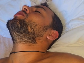 Despertando o macho pauzudo em sua cama com aquele tesão matinal. asian delighted sex romance videos