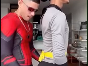 BATMAM SENTANDO NA PICA DO ARANHA hot asian robust gay sex videos