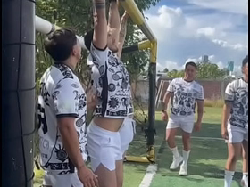 Equipo de futbol, groom ayuda del sol, las cheves y el sudor, terminan clavándosela entre ellos asian muscular gay sex videos