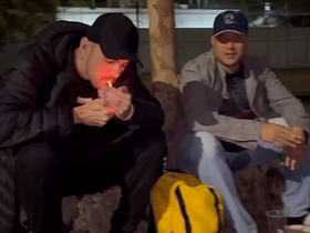 AMIGOS FORAM B-B-R NA QUADRA E CABARAM NA BRODERAGEM ATÉ QUE DERREPENDE APARECEU UM MORADOR DE RUA QUE DEIXOU TUDO MAIS INTERESSANTE asian gay sex videos leaked