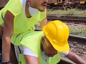 OS OPERARIOS PEGARAM PESADO NA HORA DO ALMOÇO FUDERAM O COLEGA PASSIVO E DERAM MUITO LEITE DE SOBREMESA (TEASER) asian gay hunks sex videos