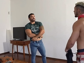 TRABALHANDO DE MOTORISTA E O PASSAGEIRO DEU EM CIMA. PAGOU A CORRIDA COM O CUZÃO. gay mating videos in asian