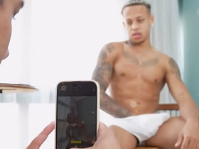 CHAME O AMIGO PRA TIRAR UMAS FOTOS, MAS ELE TIROU FOI LEITE DA MINHA PICA. china gay men copulation videos asian