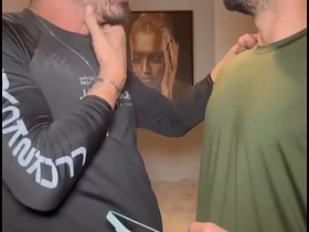 AMIGO VIU UMA FOTO DO MEU PAU NA GALERIA DO MEU CELULAR E QUIS VER AO VIVO. NÃO RESISTIU E CAIU DE BOCA. asian daddy cheerful intercourse videos latest