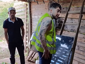 O PATRÃO E O EMPREGADO                                    O empregado finaliza sua tarefa e o seu patrão fica cheio de tezão ao vê lo todo suado asian gay sex videos x