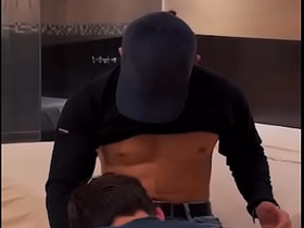 Le ofresco propina doodah al repartidor de globo y me folla delicioso gay sex in asian army videos