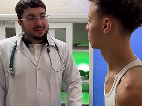 Médico novinho e passivo ajudou o paciente que estava com medo de sentir um dedo no cu  COMPLETO NO RED aftermost asian gay sex videos