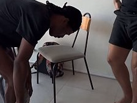 Cliente foi fazer orçamento e acabou levando um pauzão preto e 2 leitadas. xxx asian porn gay coition videos