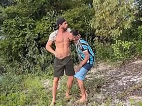 MAMEI O GUIA DURANTE A TRILHA viral asian cheerful mating videos