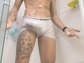 DOTADO TOMANDO BANHO E BATENDO UMA. porn gay sex videos asian
