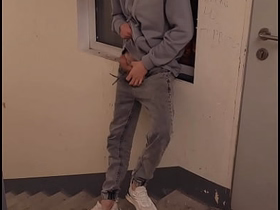 Часть 1 подглядывал как дрочит твинк на лестнице nude asian gay sex videos